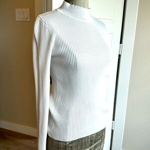 Sweater white with the arms with details